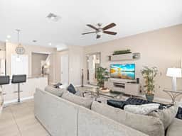 SUPER LEGIT-JACUZZi w/FREE HEAT & NEAR PARKs!