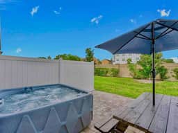 SUPER LEGIT-JACUZZi w/FREE HEAT & NEAR PARKs!