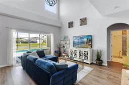 AQUA- QUIET ESCAPEs W/POOL & LAKE VIEWs!