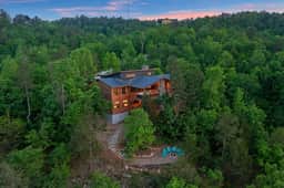 Tranquil Modern Forest Oasis w/Jacuzzi & Sleeps 20