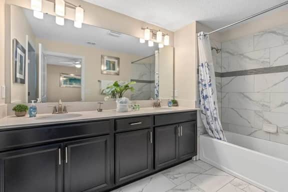 SUPER CHILL-5 Bedrooms W/POOL & AMENITIEs!