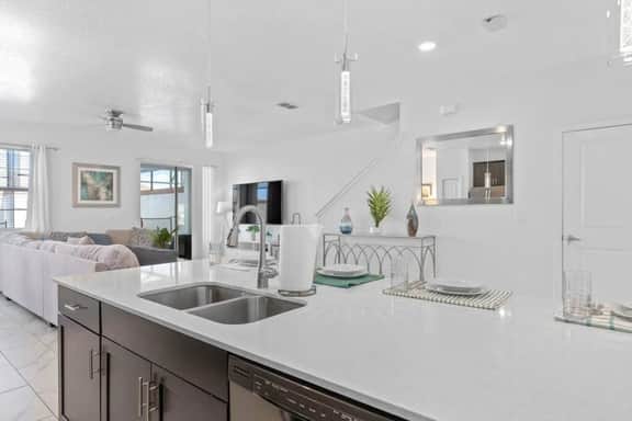 SUPER CHILL-5 Bedrooms W/POOL & AMENITIEs!