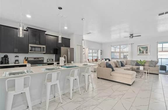 SUPER CHILL-5 Bedrooms W/POOL & AMENITIEs!