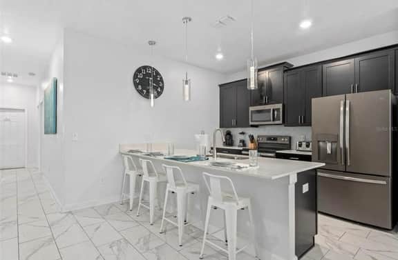 SUPER CHILL-5 Bedrooms W/POOL & AMENITIEs!