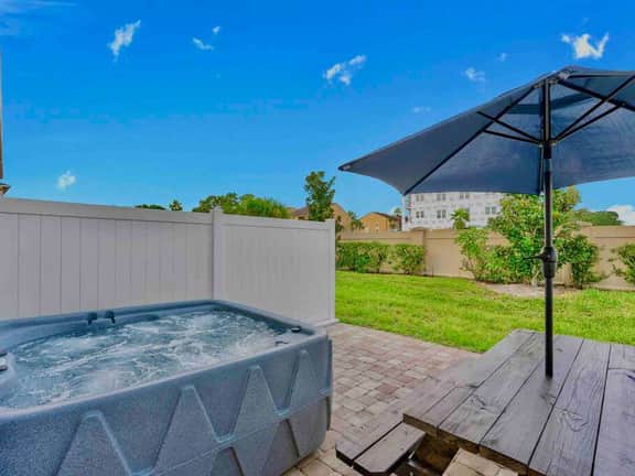 SUPER LEGIT-JACUZZi w/FREE HEAT & NEAR PARKs!