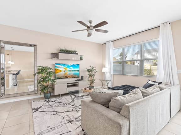 SUPER LEGIT-JACUZZi w/FREE HEAT & NEAR PARKs!