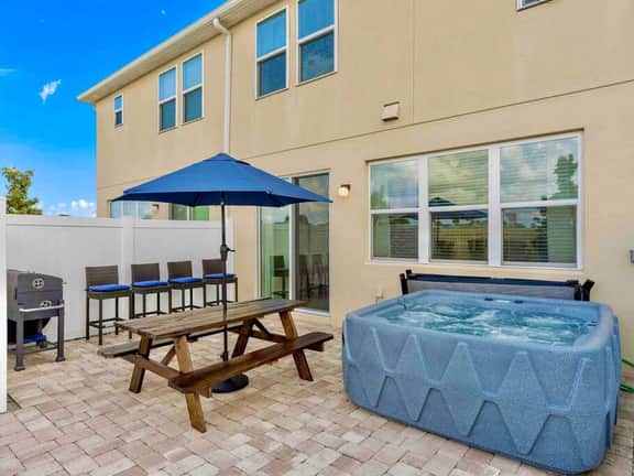 SUPER LEGIT-JACUZZi w/FREE HEAT & NEAR PARKs!