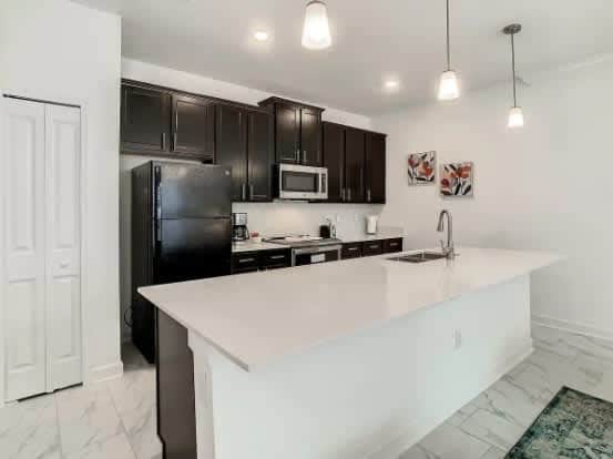 Gorgeous 4-bed, pool near Disney
