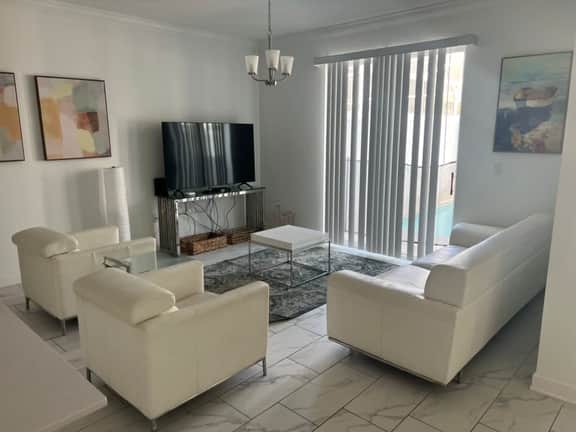 Gorgeous 4-bed, pool near Disney