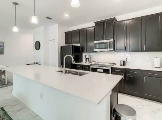 Gorgeous 4-bed, pool near Disney