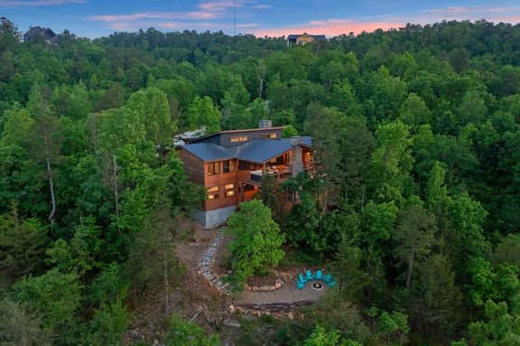 Tranquil Modern Forest Oasis w/Jacuzzi & Sleeps 20