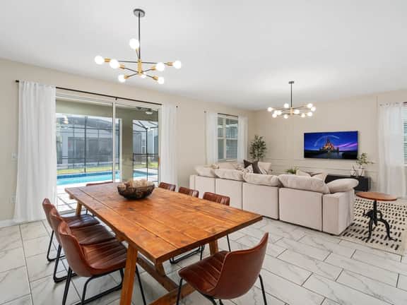SUPER AMUSiNG- 9BDR/5BA MOVIEs ROOM & SLEEPs 34!