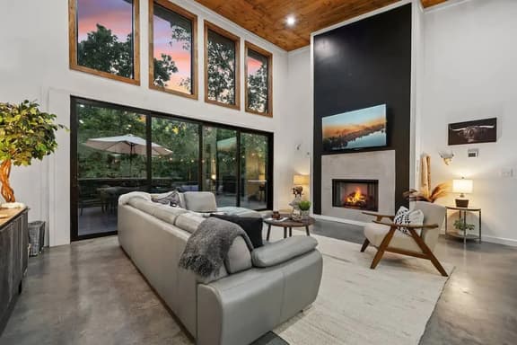 * Forest Getaway: Luxury Cabin w/ Games & Hot Tub