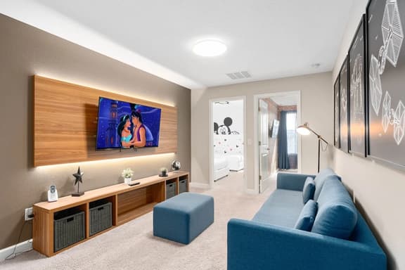 CLOSE - DISNEY's PARKs with THEME ROOMs!
