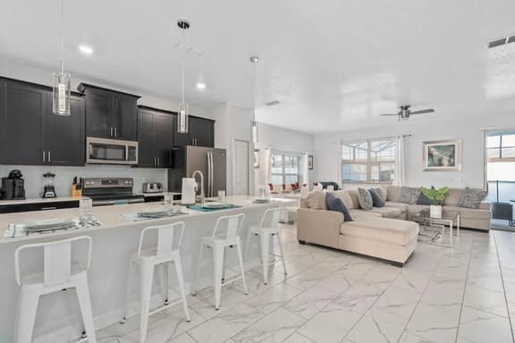 SUPER CHILL-5 Bedrooms W/POOL & AMENITIEs!