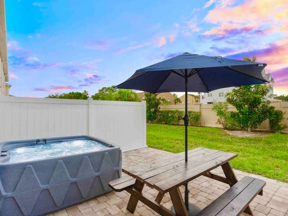 SUPER LEGIT-JACUZZi w/FREE HEAT & NEAR PARKs!