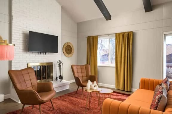 Stylish 4BR Haven | Pool Table & Outdoor Fire Pit