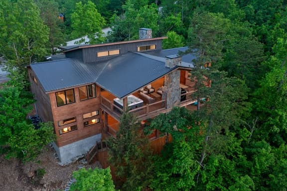 Tranquil Modern Forest Oasis w/Jacuzzi & Sleeps 20