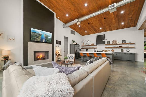 HGTV Cabin- 2 Private Acres -Patio Oasis,Dogs OK!